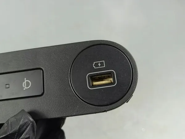 Conector USB Hyundai Ioniq 5 OEM 96125GI000 - Usado image 3