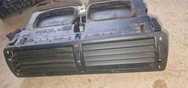 BMW 7 E38 Heckschürze Lüftungsgitter OEM 8390111 - Gebraucht image 2