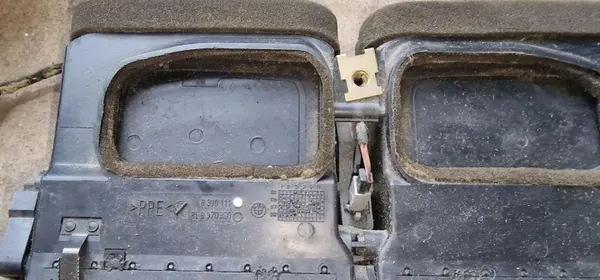 BMW 7 E38 Heckschürze Lüftungsgitter OEM 8390111 - Gebraucht image 3