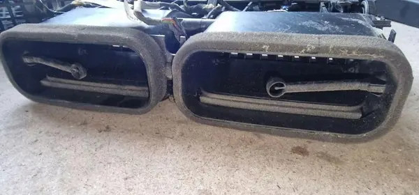 BMW 7 E38 Heckschürze Lüftungsgitter OEM 8390111 - Gebraucht image 4