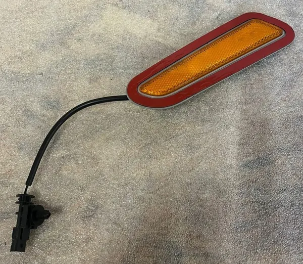 Luz lateral Audi OEM 4S0945072B - Estado usado image 2