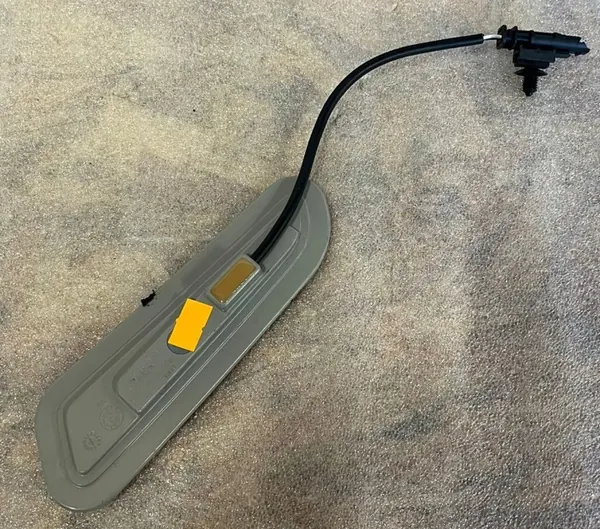 Luz lateral Audi OEM 4S0945072B - Estado usado image 3