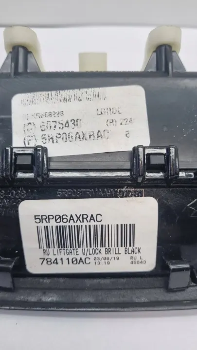 Manija de puerta trasera Chrysler Pacifica OEM 5RP06AXRAC image 4