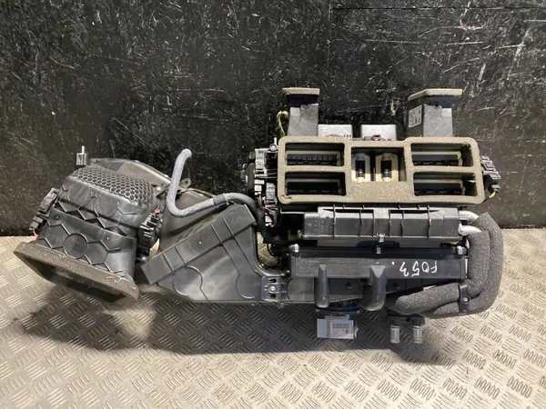 Carter de soufflante Porsche OEM 97057301116 Occasion image 2
