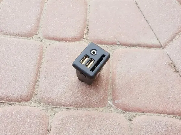 USB AUX SD Pistoke OEM 5O5P5L5E5X55388 Opelille image 2