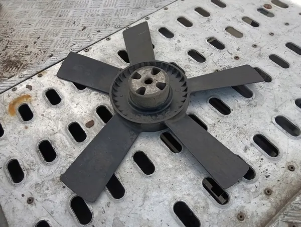 Mercedes W123 2.4D Jäähdyttimen Tuulettimen Lapaa image 3