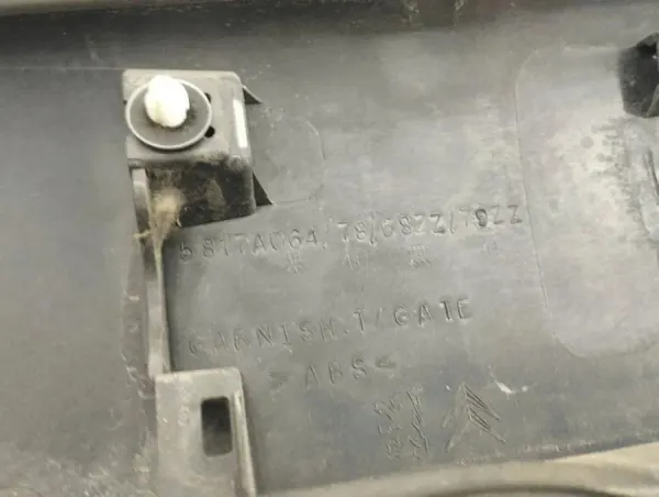 OEM 5817A064 Citroen C-Crosser Heckklappenverkleidung image 5