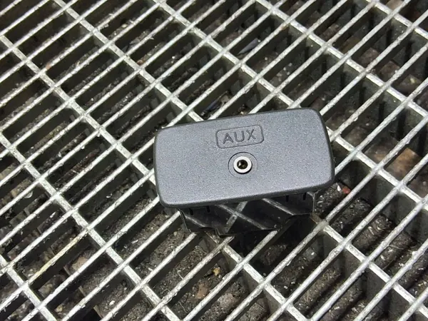 Prise AUX Subaru XV OEM SKE53131 - Occasion image 2