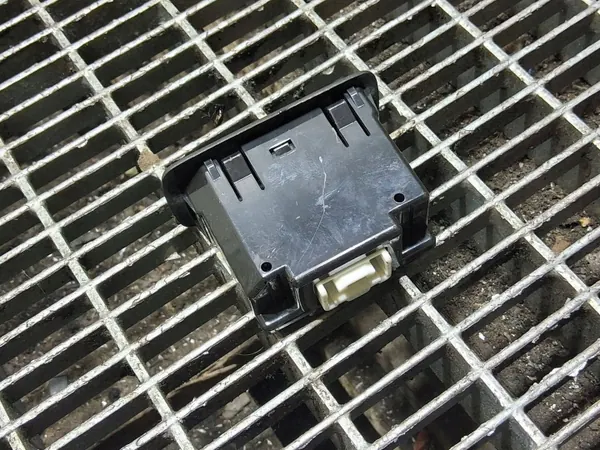Prise AUX Subaru XV OEM SKE53131 - Occasion image 4