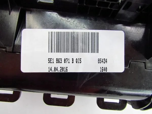 Skoda Octavia III Bakje met Draadloos Laden OEM 5E1863071B image 8