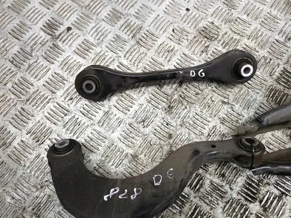 Volkswagen Golf VIII 2022 Braccio Superiore Posteriore Destro OEM image 3