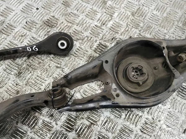 Volkswagen Golf VIII 2022 Braccio Superiore Posteriore Destro OEM image 4