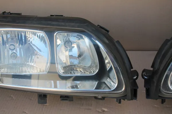 VOLVO V70 S60 XC70 Oikea Ajovalaisin H7 30698836 image 3