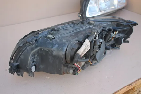 VOLVO V70 S60 XC70 Oikea Ajovalaisin H7 30698836 image 6