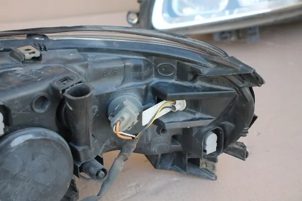 VOLVO V70 S60 XC70 Oikea Ajovalaisin H7 30698836 image 8