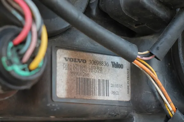 VOLVO V70 S60 XC70 Oikea Ajovalaisin H7 30698836 image 9