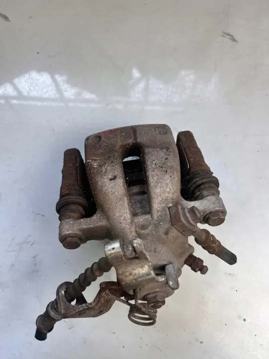 Opel Astra H taka jarrupuristimen kiinnike OEM 73737 image 2