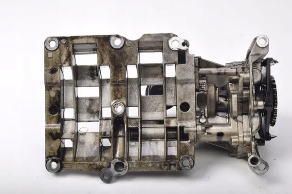 BMW E90 E91 2.0D Oljetank 7810823 7810773 image 4