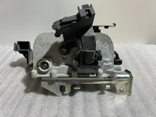 Mazda CX-30 Spänningsomvandlare OEM EWVCBHTJ2233 image 3