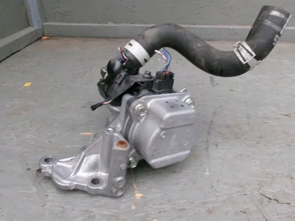 Toyota vattenpump termostat OEM FGAZS - Begagnad image 2