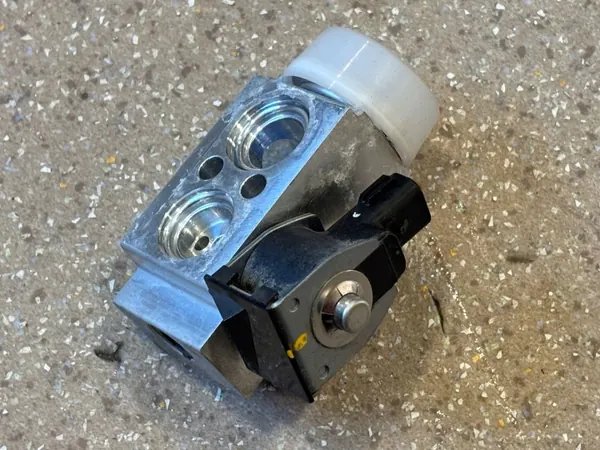 Hyundai Ioniq 5 AC-expansionsventil OEM DX1T1HNECA02 image 7