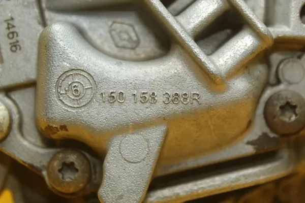 Bomba de óleo usada OEM 150127302R Renault Clio IV image 8