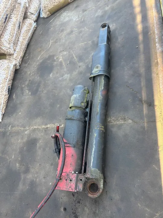Actuador elevación cabina Iveco Stralis OEM 500368557 image 2