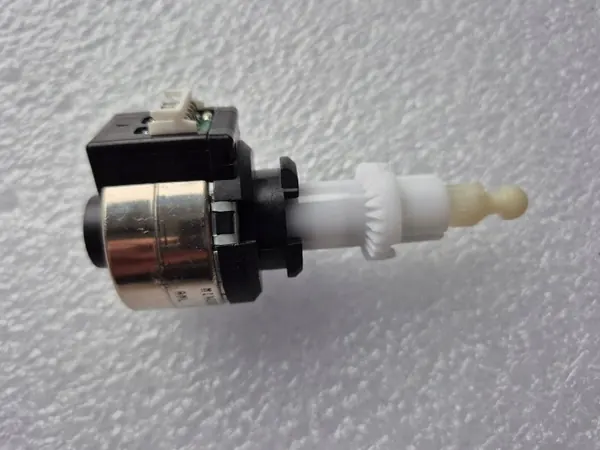 Motor farol esquerdo VW Arteon OEM 92002641 image 2