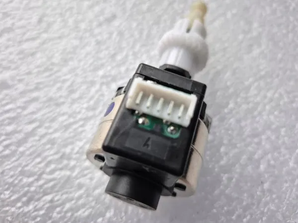 Motor farol esquerdo VW Arteon OEM 92002641 image 5