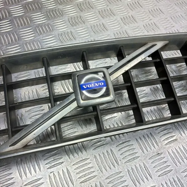 Volvo XC90 2003 Grelha OEM 8620641 - Usado image 3