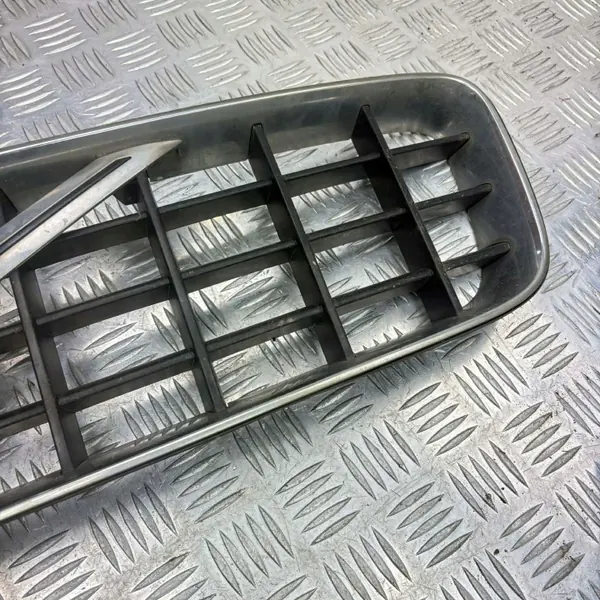 Volvo XC90 2003 Grelha OEM 8620641 - Usado image 4