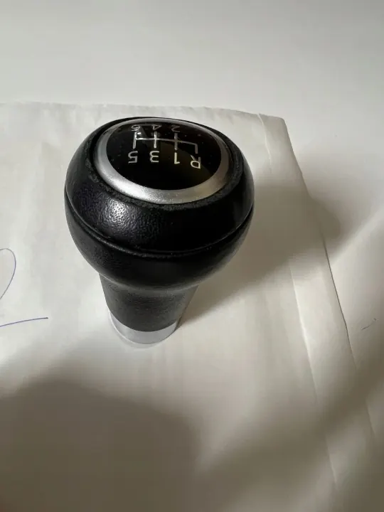 Pomo de mudanças Mazda OEM GBGGGRF122244635 - Usado image 3