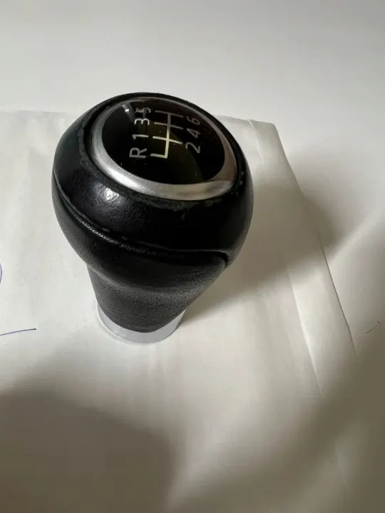 Pomo de mudanças Mazda OEM GBGGGRF122244635 - Usado image 5