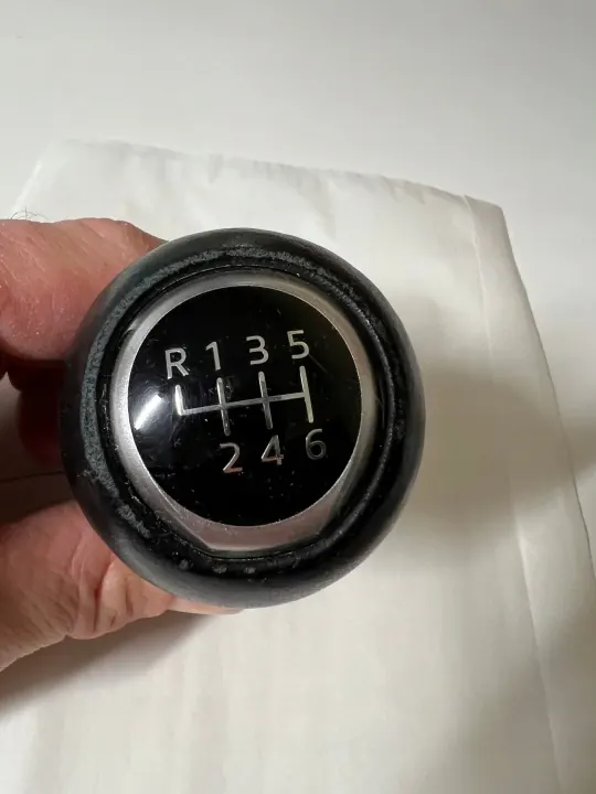 Pomo de mudanças Mazda OEM GBGGGRF122244635 - Usado image 6