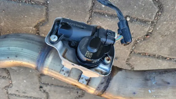 Mercedes gasklepactuator OEM A2139068601 image 2