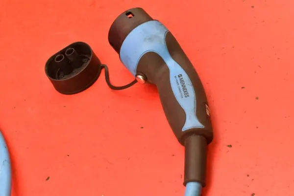 Cabo de carregamento Tesla Model Y OEM EL1505712 - Usado image 5