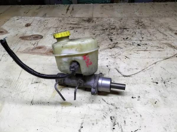Maître-cylindre de frein OEM 4882872 pour Jeep Cherokee image 2