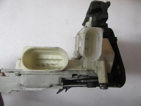 Audi A6 C7 linke vordere Türschloss 2 Stecker 4G1837015A image 3