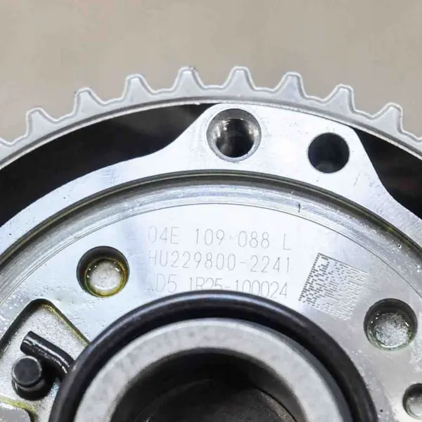 Motorutrymmet delar VW Jetta MK6 04E109088L image 4