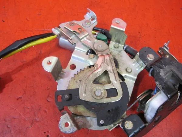 Dörrlås Denso OEM J50-31323-D - Höger Bak image 4