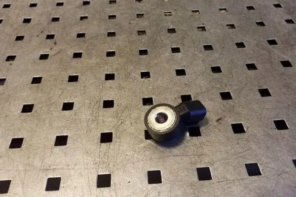 Sensor de impacto FORD FOCUS IV 1.0L gasolina 2013 OEM image 3