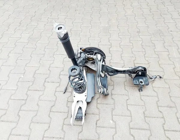 Vänster bakstyrled 2470500 Mercedes W247 W177 W118 image 3