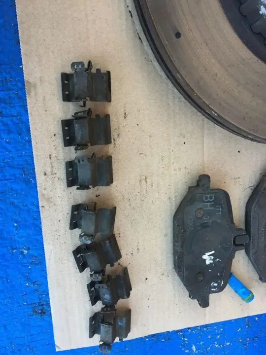 Discos y Pastillas Freno Trasero Mercedes W206 OEM A2064230900 image 8