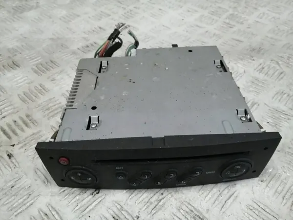Renault Clio III Originalradio OEM 8200607915 - Gebraucht image 2