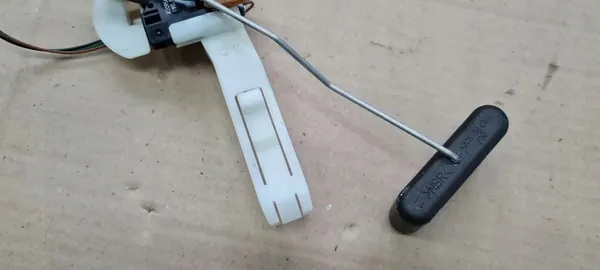 Brandstofniveausensor A4 B9 8W 3.0 TFSI 8W0919047C image 3