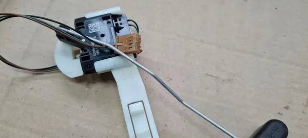 Brandstofniveausensor A4 B9 8W 3.0 TFSI 8W0919047C image 5