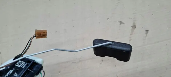 Brandstofniveausensor A4 B9 8W 3.0 TFSI 8W0919047C image 8