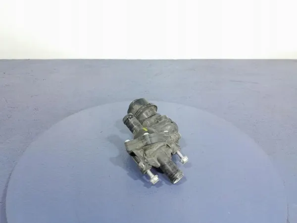 Caja Termostato Renault OEM 922306682R - Usado image 2