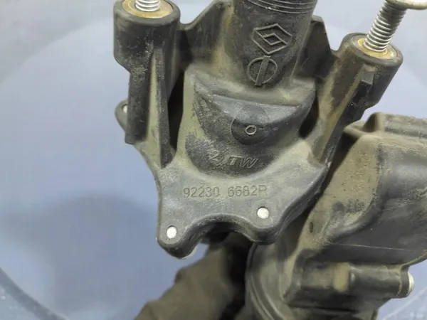 Caja Termostato Renault OEM 922306682R - Usado image 3