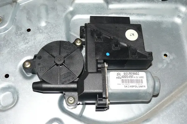 Motor do elevador de vidro dianteiro direito Skoda Fabia I image 3
